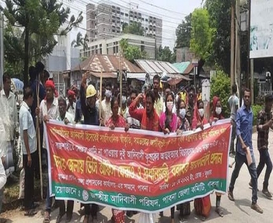 ১৬ দফা দাবিতে আদিবাসীদের জেলা প্রশাসক কার্যালয় ঘেরাও 